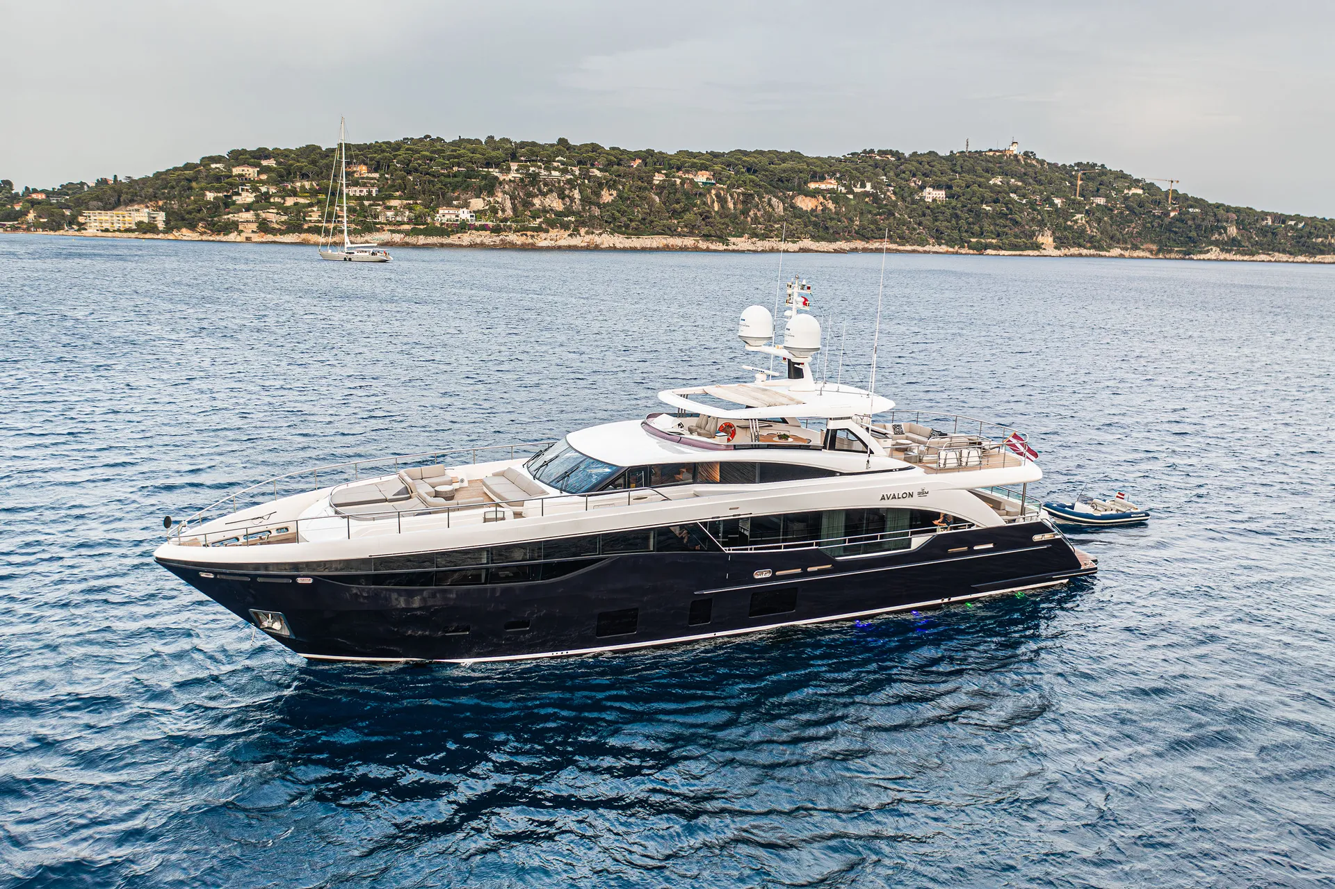 a84caf10-2649-11ee-bd17-6d3f2bea2b94-AVALON_superyacht_for_sale_charter_01